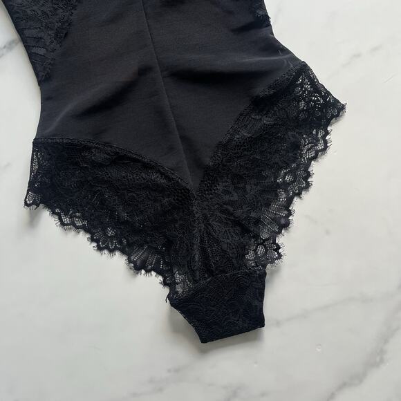 Pinsy Smoothing Lace Shape wear Bodysuit Black Sz small Sexy hourglass enhancing - Picture 9 of 11